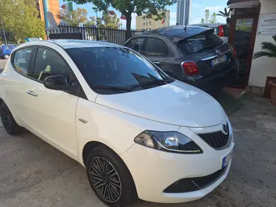 Lancia Ypsilon bianca nel piazzale