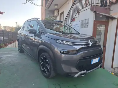 Citroen C3 Aircross grigia davanti all'ufficio