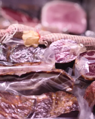 Salumi e tagli stagionati sottovuoto nel banco della macelleria