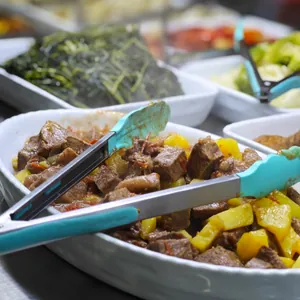 Le vaschette della tavola calda: spezzatino con patate e verdure ripassate
