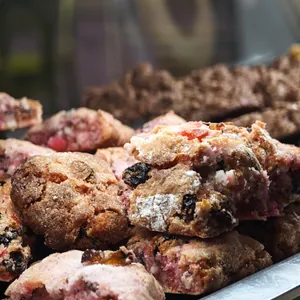 Biscotti rustici ai frutti rossi e cioccolato in vetrina