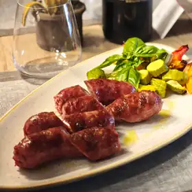 Salsicce alla brace con verdure grigliate e basilico