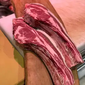 Costate di manzo marezzate appoggiate su un tagliere di legno