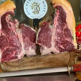 Due fiorentine della Duchessa di Wolf in piedi su un tagliere