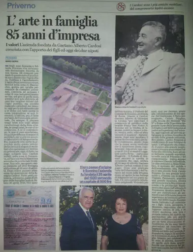 Un articolo di giornale su Cardosi Arredamenti: «L'arte in famiglia, 85 anni d'impresa», con le foto dei fondatori e della sede