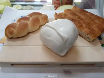 Una mozzarella fra un pane intrecciato e una focaccia