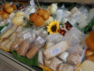 Formaggi sottovuoto, scamorze e caciocavalli con un girasole