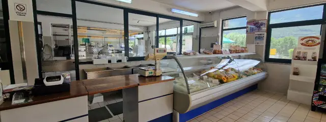 La sala del punto vendita, con la cassa e le vetrine