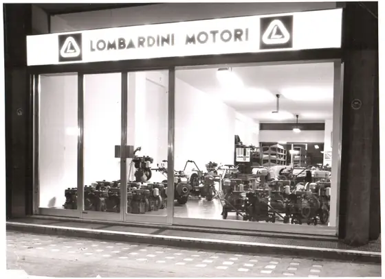 Il negozio «Lombardini Motori» in bianco e nero, con i motori allineati dietro le vetrate