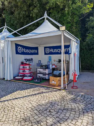 Il gazebo Husqvarna con i robot tagliaerba in esposizione