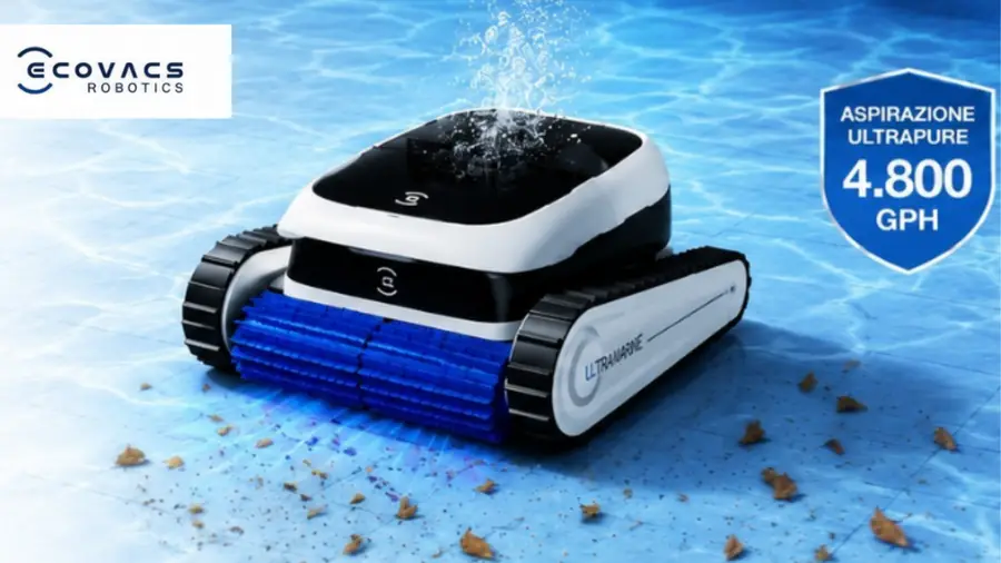 Il robot per piscina Ultramarine P1 di Ecovacs Robotics sul fondo di una piscina, con lo scudo «Aspirazione UltraPure 4.800 GPH»