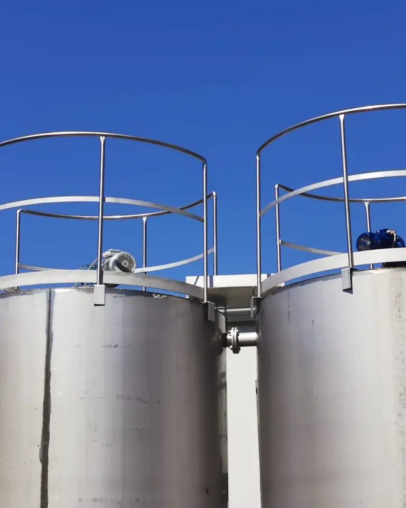 Due silos in acciaio inox con i parapetti sulla sommità, contro il cielo
