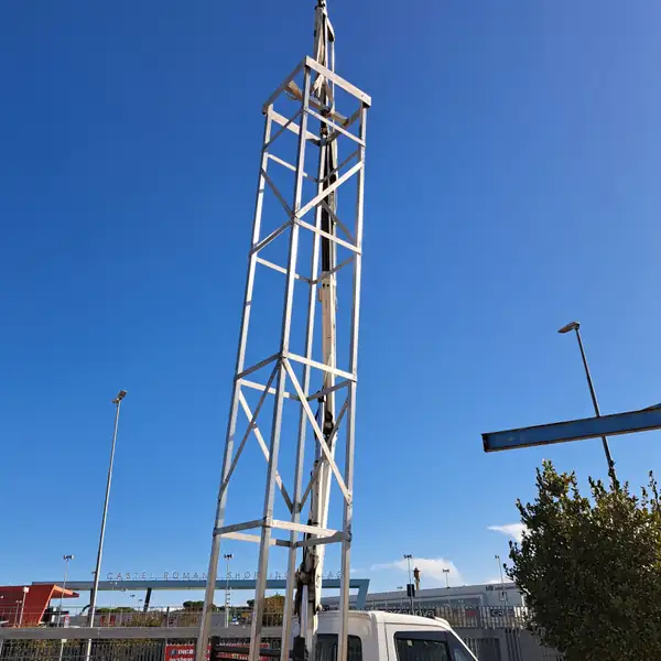 Traliccio in acciaio montato all’aperto, contro il cielo azzurro