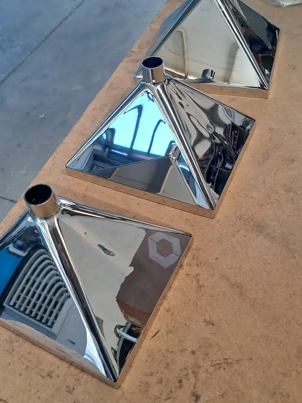 Tramogge a piramide in acciaio inox lucidato a specchio