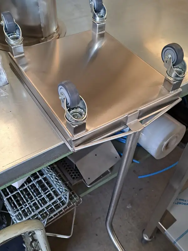 Struttura in acciaio inox capovolta, con le ruote piroettanti