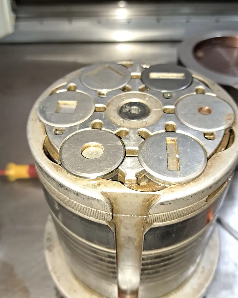 Gli utensili di una punzonatrice montati sulla torretta, da vicino