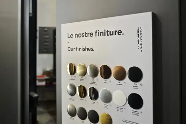 Il pannello delle finiture delle maniglie esposto nello showroom