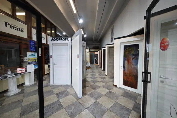 Il corridoio dello showroom, con le porte in esposizione su entrambi i lati
