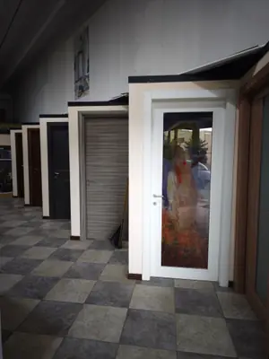 Una fila di porte interne in esposizione, una con il vetro decorato