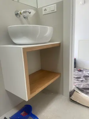 Mobile bagno sospeso bianco con il vano a giorno in legno