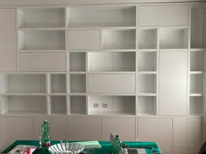 Libreria bianca a vani di misure diverse, su tutta la parete