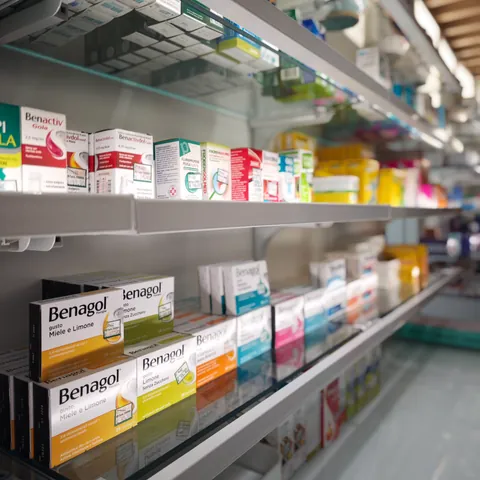 Scaffali di farmaci da banco nella farmacia