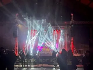 Fasci di luce bianca e rossa su un palco al coperto