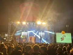 Concerto di notte visto dal pubblico, con le luci e lo schermo LED