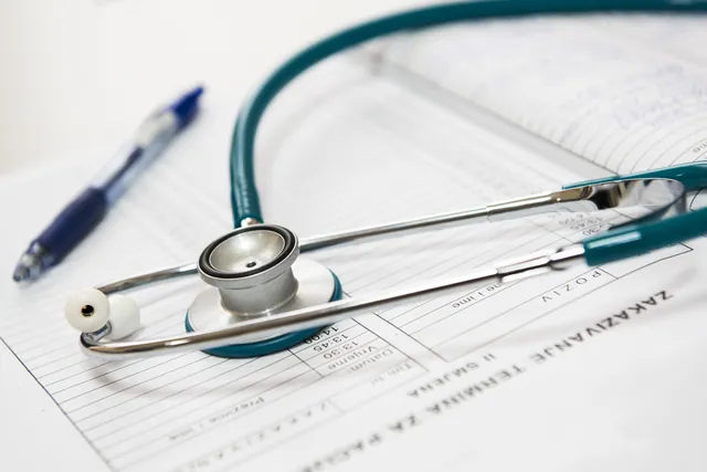 Uno stetoscopio appoggiato su una cartella clinica, accanto a una penna