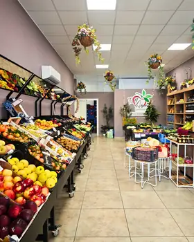 L'interno del negozio visto dall'ingresso, con i banchi della frutta e il logo sulla parete di fondo