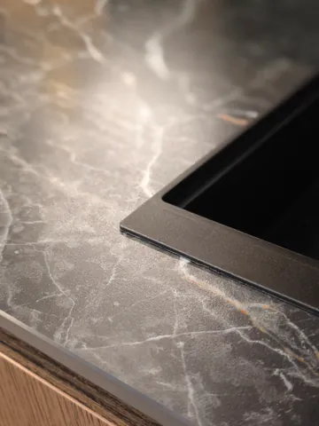 Piano effetto marmo grigio con il bordo di un lavello nero