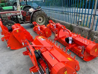 Trinciatrici arancioni nel piazzale