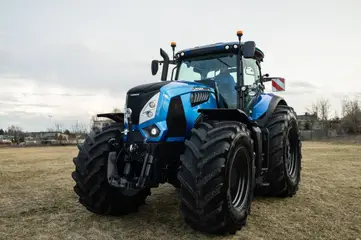 Un trattore azzurro in un campo