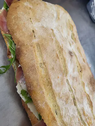 Pizza bianca farcita con prosciutto crudo e rucola