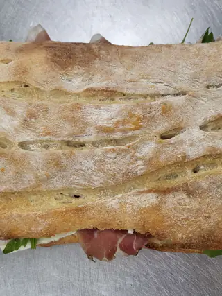 La crosta di una pizza bianca farcita con il crudo