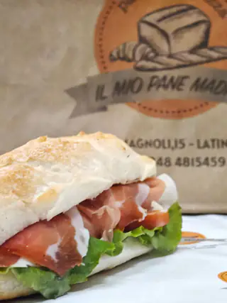 Panino con prosciutto crudo, mozzarella e insalata
