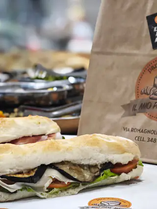Un panino con le verdure grigliate davanti al sacchetto del forno