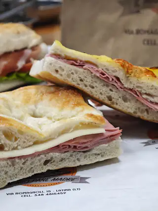 Pizza bianca farcita con prosciutto cotto e formaggio