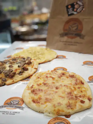 Due pizzette farcite sulla carta del forno
