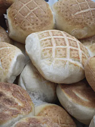 Rosette appena sfornate, con la crosta incisa a quadretti