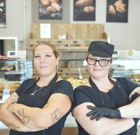 Le titolari del forno, a braccia conserte davanti al bancone