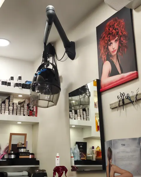Il casco e il ritratto di una modella dai ricci rossi