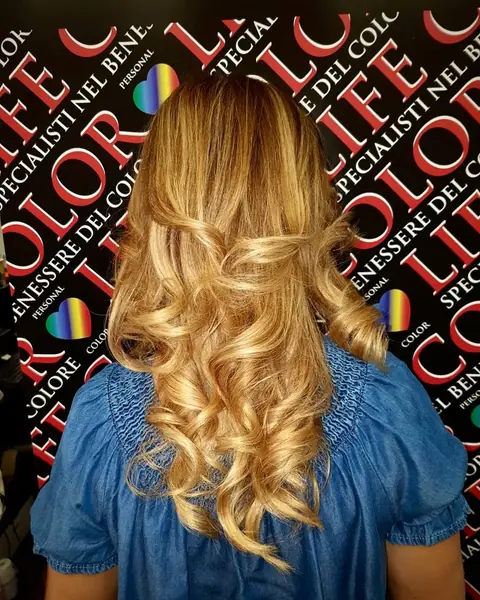 Un biondo dorato a onde, davanti al pannello di Life Color