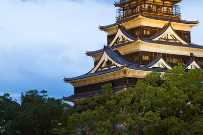 Il Castello di Hiroshima contro il cielo azzurro