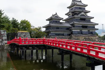 Il ponte rosso sul fossato del Castello di Matsumoto