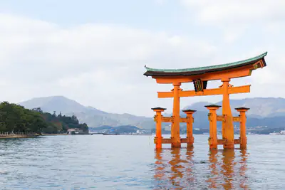 Il grande torii rosso di Itsukushima nel mare di Miyajima