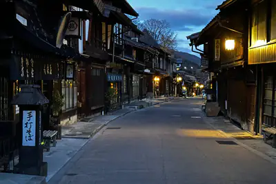 La via principale di Narai-juku all’alba, tra case di legno