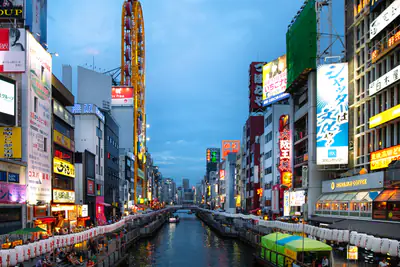 Il canale di Dotonbori a Osaka, tra le insegne al neon, all’imbrunire