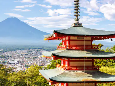 La pagoda rossa Chureito sopra Fujiyoshida, con il Monte Fuji sullo sfondo