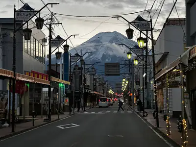 La strada Honcho di sera, con il Monte Fuji tra le case